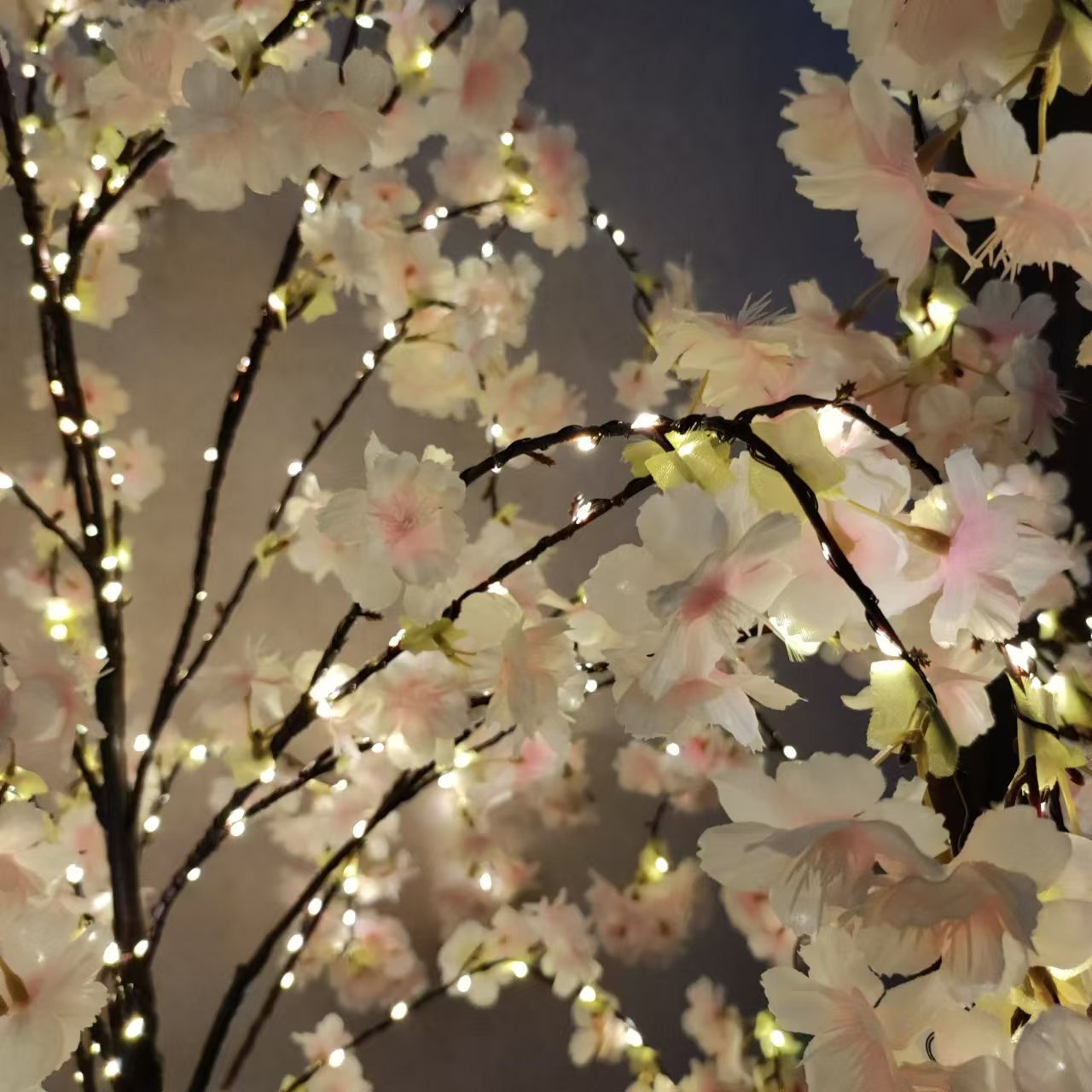 Decoración LED con flores de cerezo